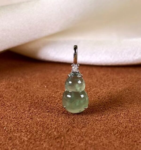 Natural chalcedony Pendant - Guardian of meditation and good luck